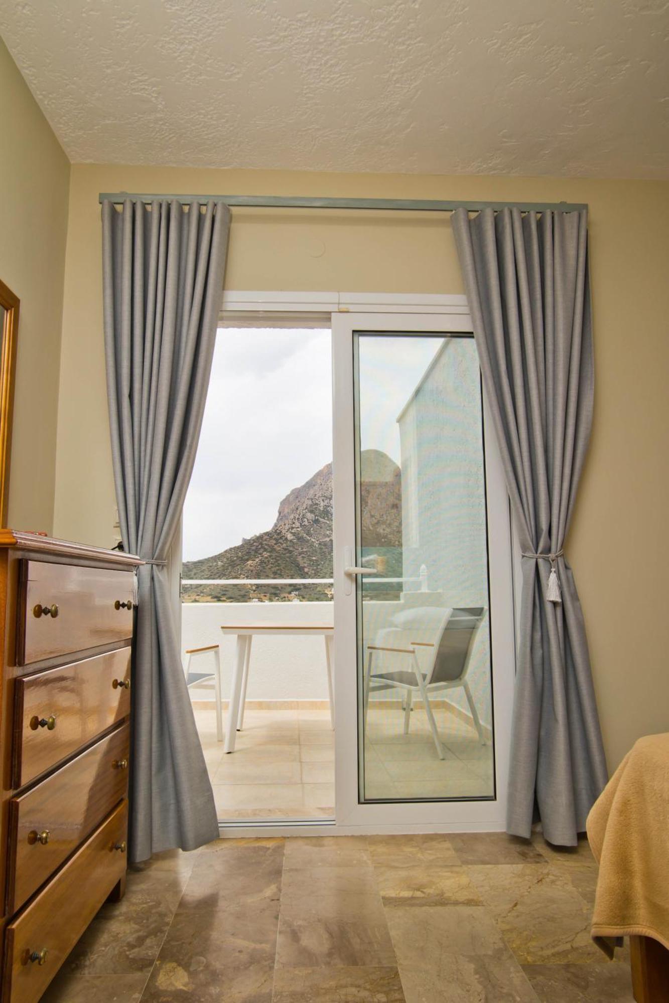 Acropolis Hotel Масути Екстериор снимка